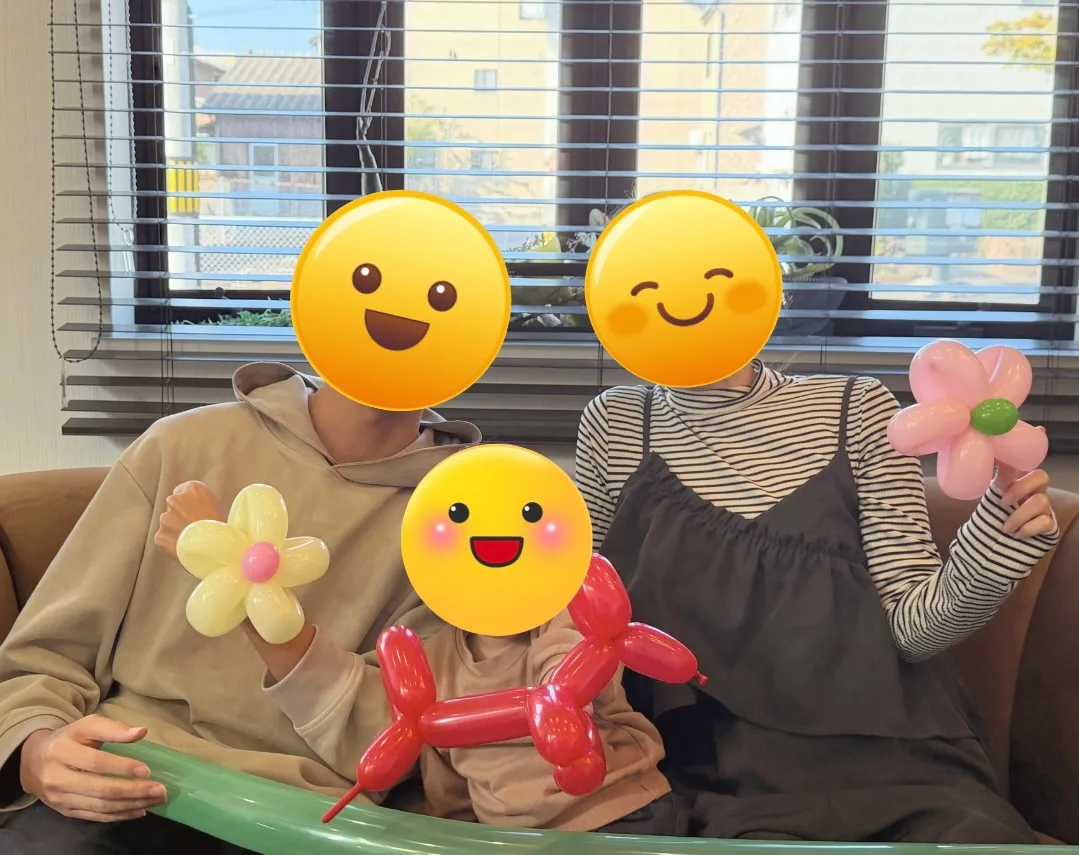 風船を手にしたご家族の記念写真