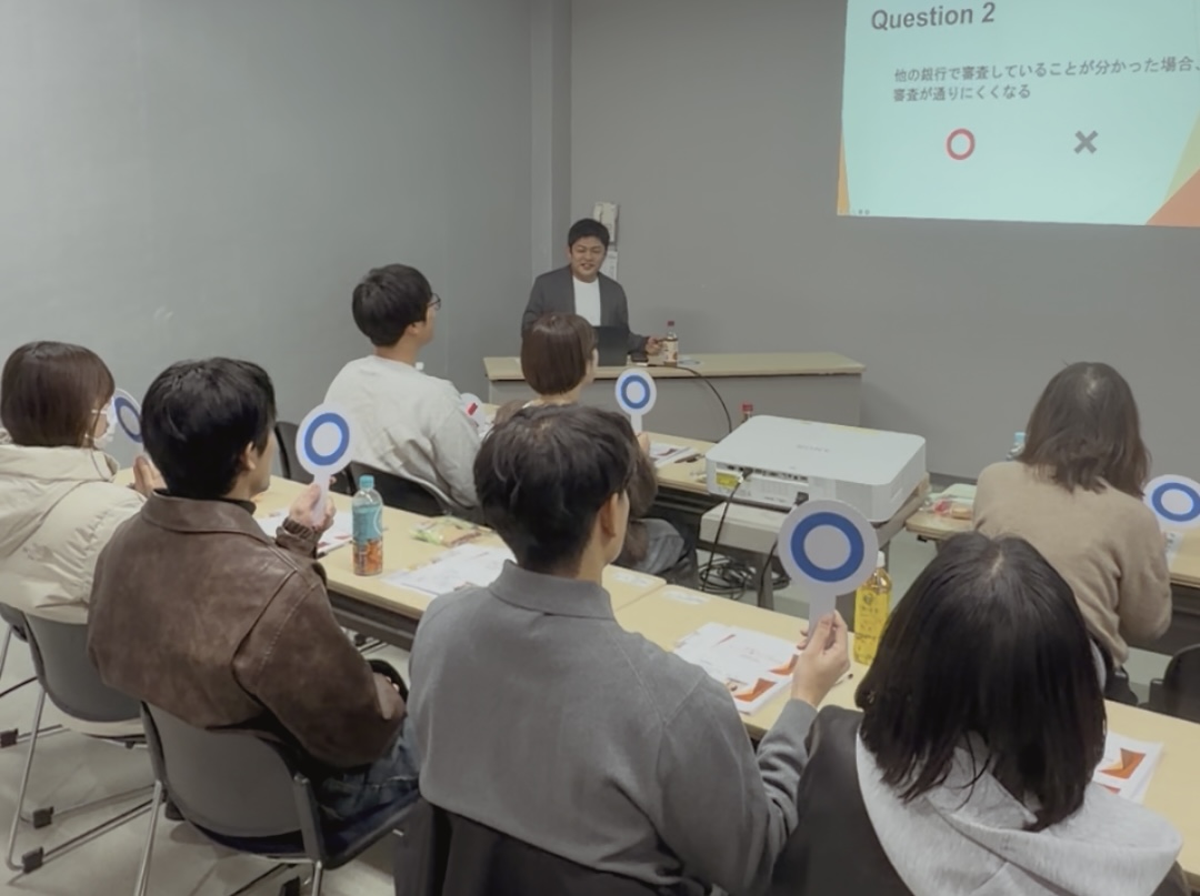 家づくりセミナーの会場で説明を聞く参加者