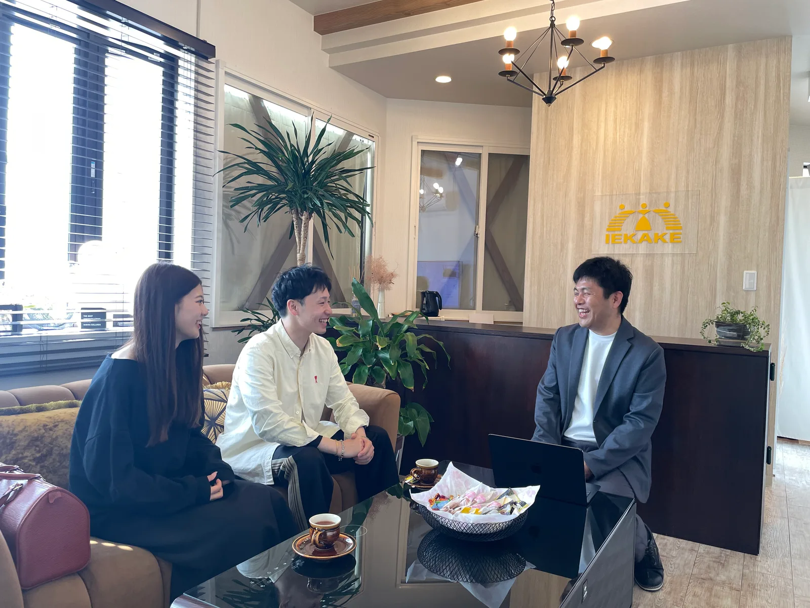 IEKAKEの相談スペースで3人が打ち合わせをしている様子