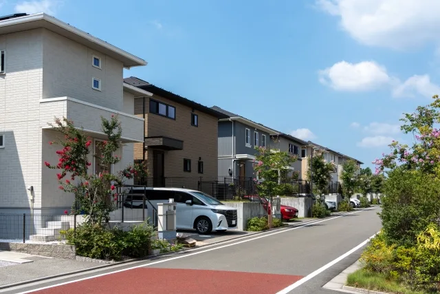 新築住宅が並ぶ分譲地の街並み